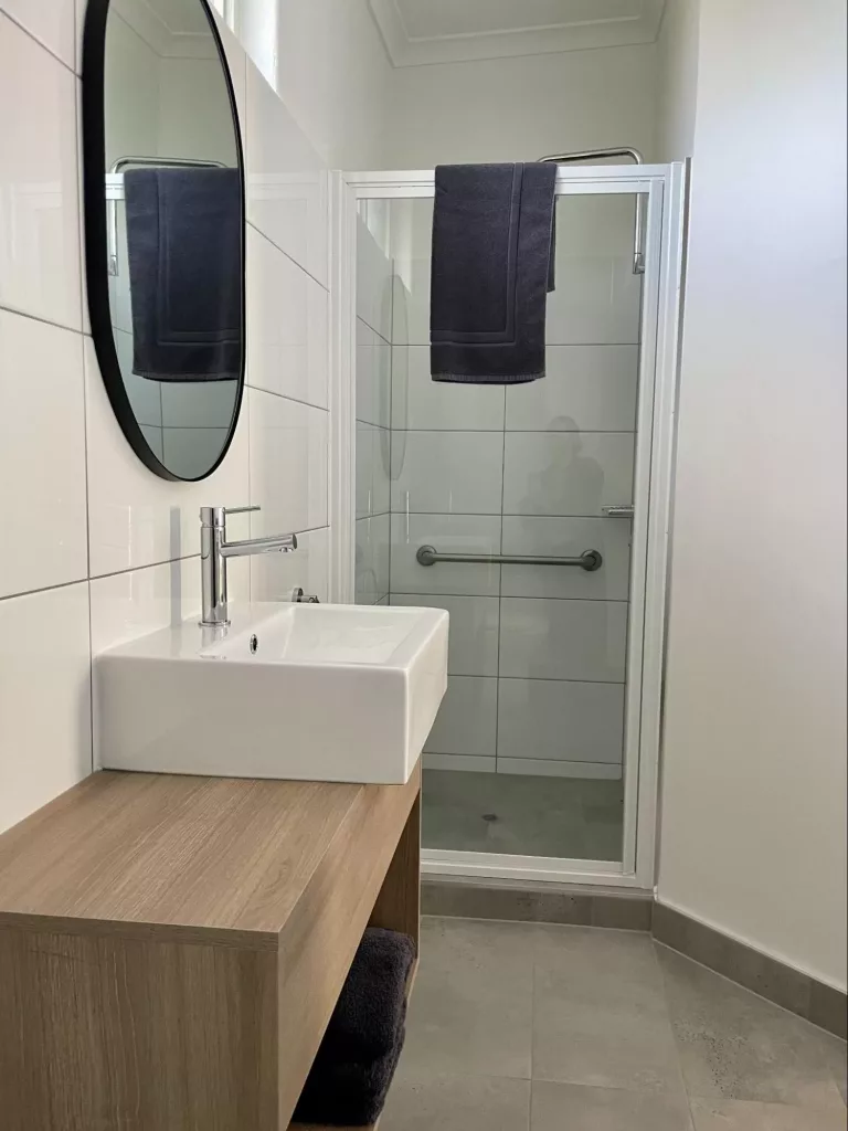 executive-triple-bathroom-shower-and-sink