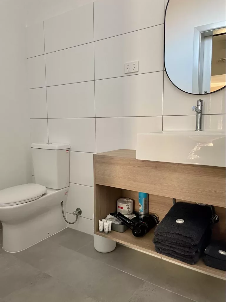 executive-triple-bathroom-with-toiletries