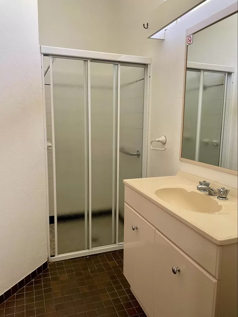 standard-queen-room-bathroom