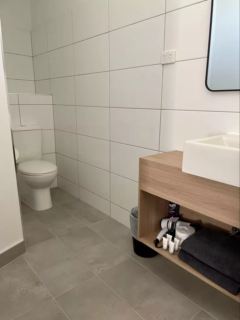superior-king-room-bathroom-toilet