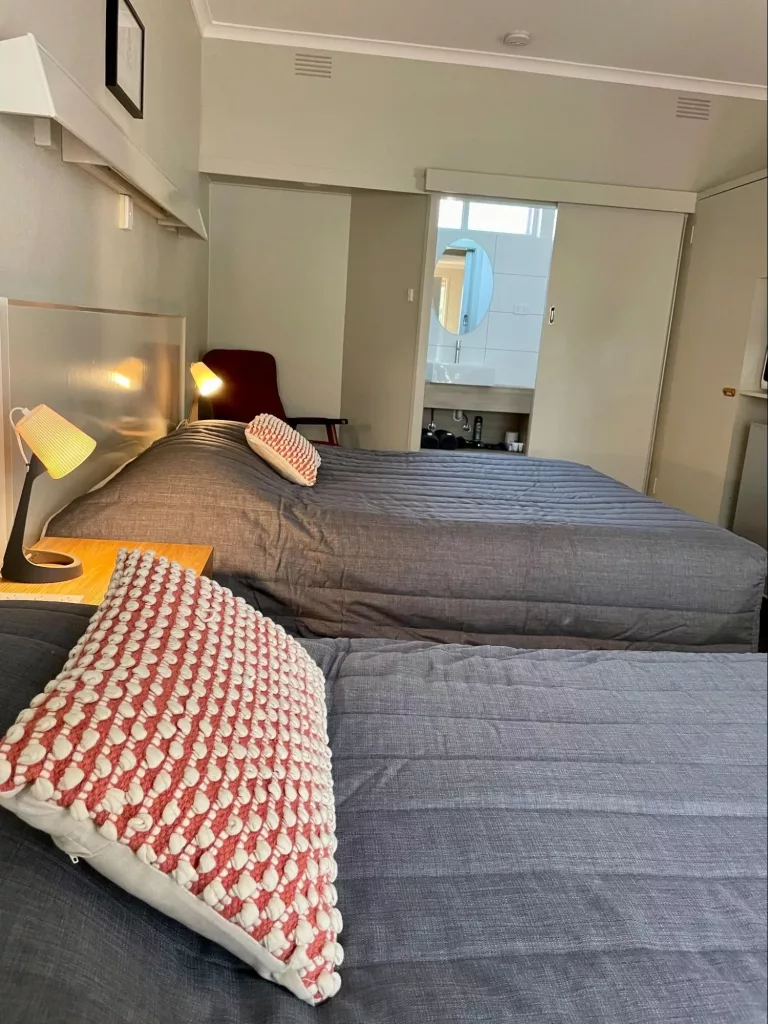 superior-queen-room-front-view-beds